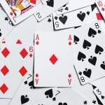 Блэкджек карты на столе казино с фишками для ставок и игры